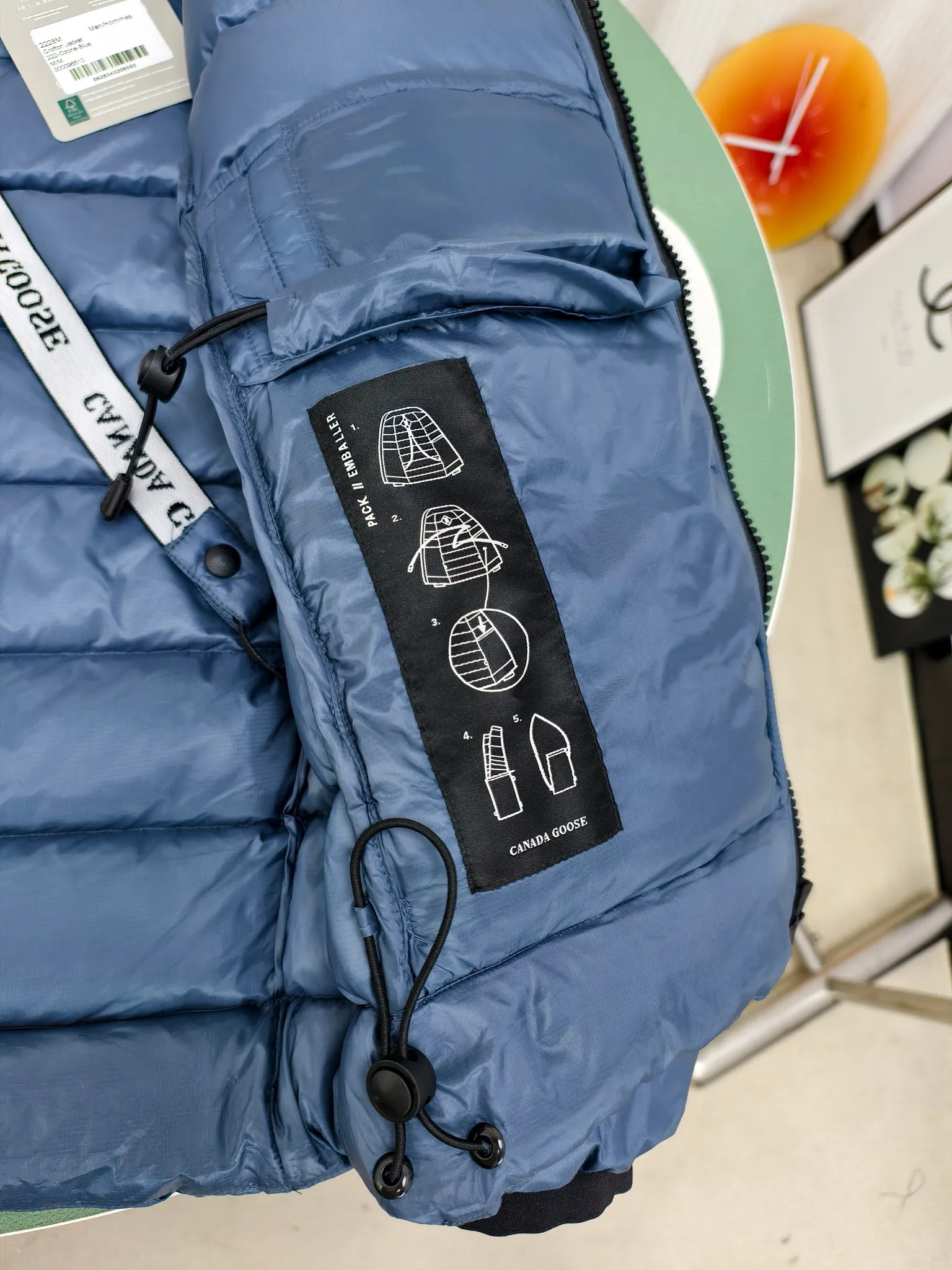P880 2228M model (high version) Canada goose Crofton down jacket, this is a down jacket suitable for late autumn and early winter: on cold and rainy mornings, it can be used as a layer of warmth inside the rainproof jacket, and can be worn alone in the late autumn and early winter with a little bit of coolness. Filled with white duck down. The Crofton Jacket is a versatile, lightweight and versatile piece that even packs itself in for easy transport. The inner layer has removable elastic straps, making the jacket easy to carry on the shoulder and hands-free. 2 zippered hand pockets with fleece fabric on the knuckle side for softness and warmth. Color: black with black label, black with red label, ocean blue, superoxide blue, silver birch red label, silver birch black label Size: XS-2XL